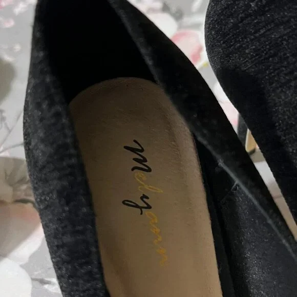 Melyann Throw Black Velvet Pumps Women's 8 Heels Point Toe - Picture 7 of 7